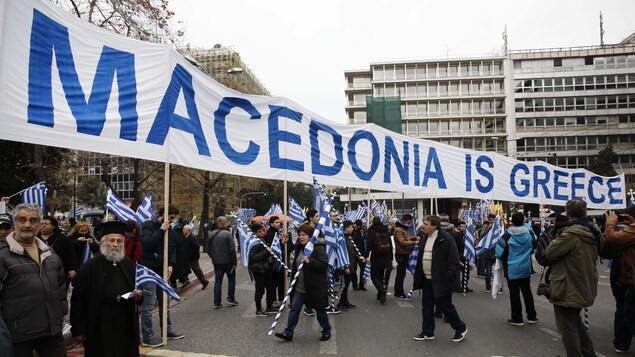 Des manifestants brandissent une banderole où on peut lire « la Macédoine est la Grèce ».