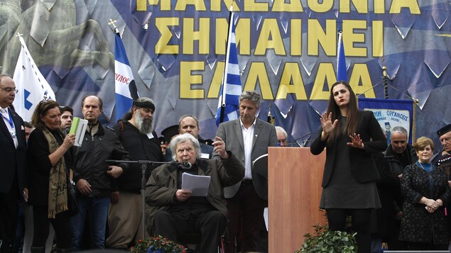 L'artiste Mikis Theodorakis envoie un message aux manifestants présents à Athènes.