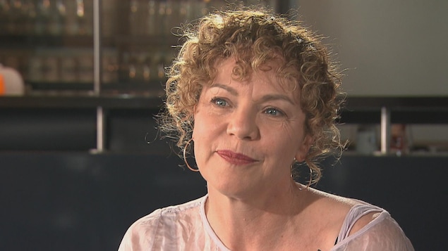 La comédienne Macha Limonchik assise au Théâtre d'Aujourd'hui, lors d'une entrevue avec le journaliste Louis-Philippe Ouimet.