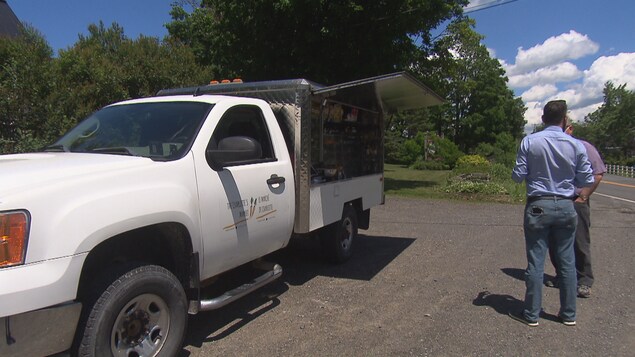 Un volet ouvert permet de voir le contenu d'un camion.