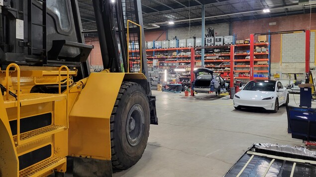 Une machinerie lourde dans un entrepôt.