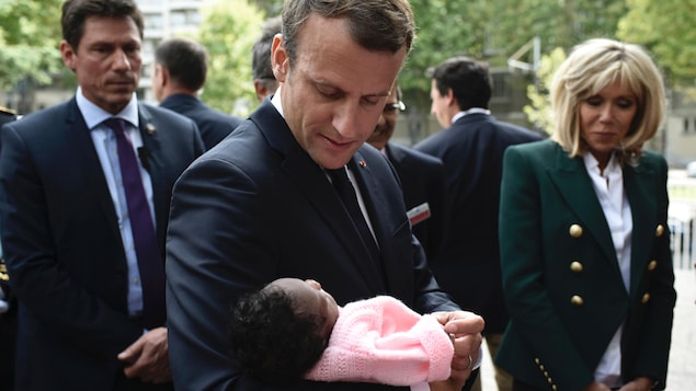 Emmanuel Macron avec un bébé dans les bras