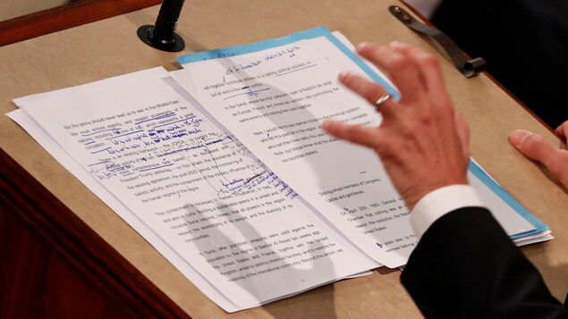 De l'écriture manuscrite est visible sur le texte du discours du président Macron. De l'écriture manuscrite est visible sur le texte du discours du président Macron.