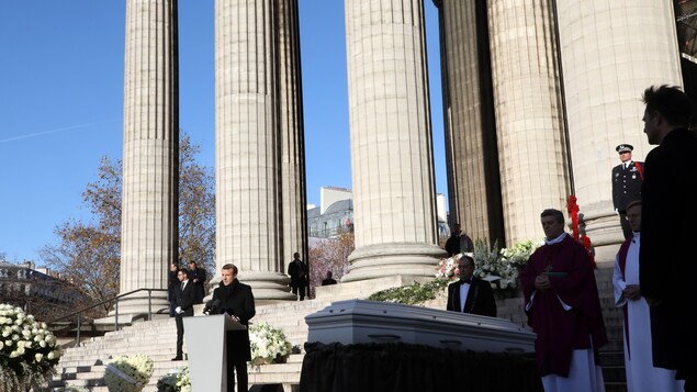 Le président de la France, Emmanuel Macron, prononce son discours en hommage à Johnny Hallyday sur le parvis de l'église de la Madeleine. Le président de la France, Emmanuel Macron, prononce son discours en hommage à Johnny Hallyday sur le parvis de l'église de la Madeleine.