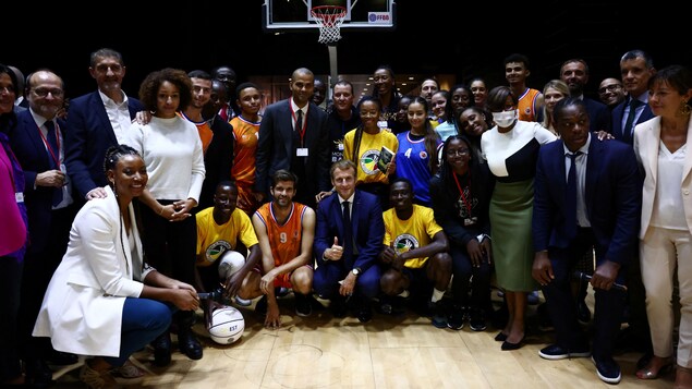 Emmanuel Macron reçoit les critiques de jeunes Africains