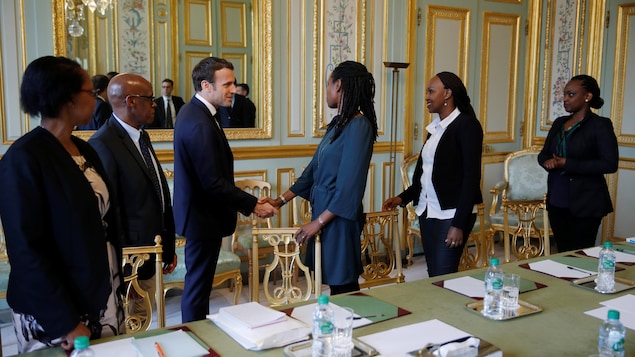 Le président français Emmanuel Macron rencontre les représentants d'une association de survivants du génocide rwandais.
