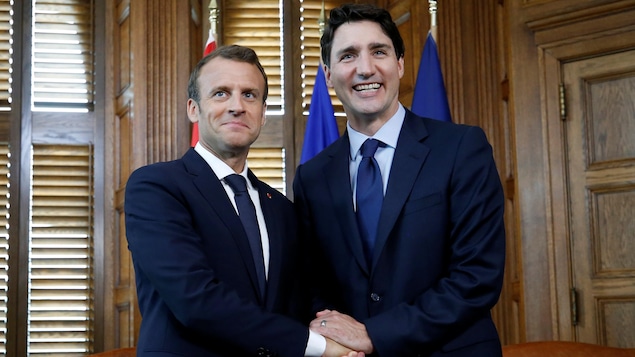 Le premier ministre canadien Justin Trudeau et le président français Emmanuel Macron se serrent la main avant le début de leur réunion mercredi à Ottawa.