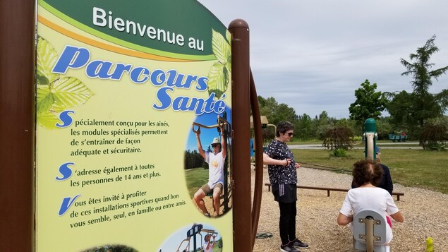 Une pancarte où l'on fait la promotion du Parcours Santé. Six stations d'exercice sont proposées aux aînés afin de garder la forme au parc Beauséjour à Rimouski. Une pancarte où l'on fait la promotion du Parcours Santé. Six stations d'exercice sont proposées aux aînés afin de garder la forme au parc Beauséjour à Rimouski.