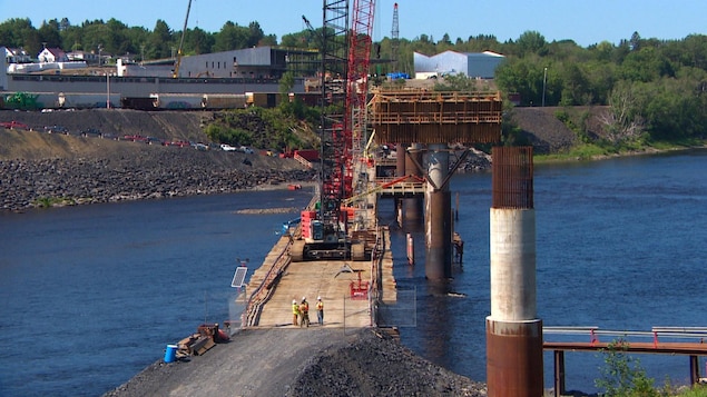 Le nouveau pont en construction entre les villes d'Edmundston au Nouveau-Brunswick et de Madawaska dans l'État du Maine.