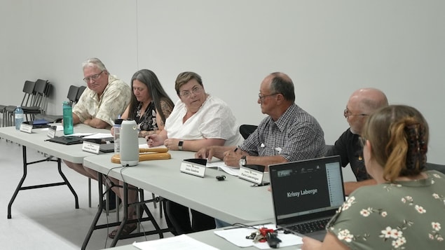 Les conseillers municipaux détournent le regard de la maire  Madeleine Tremblay dans une rencontre du conseil municipal.