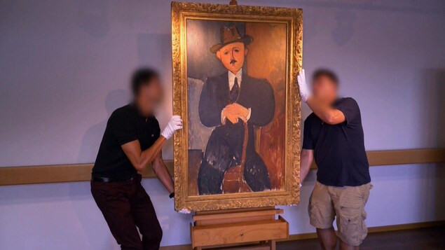 L’homme assis appuyé sur une canne aux Ports Francs de Genève L’homme assis appuyé sur une canne aux Ports Francs de Genève