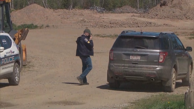 un agent de police dans une carrière.