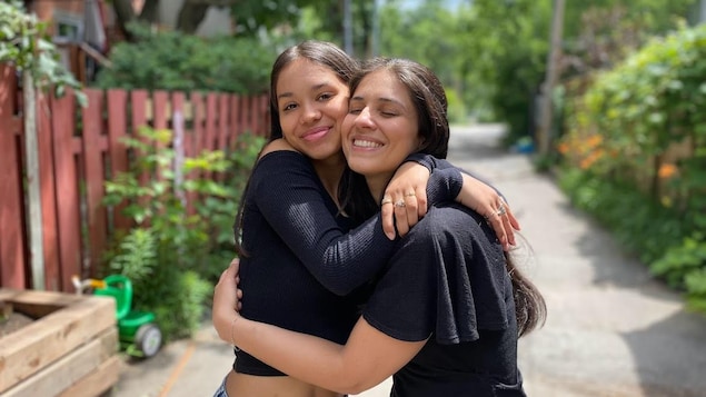 La chanteuse Stephanie Osorio (à gauche) et sa fille, l'actrice Isabella Villalba, ont fait évoluer leurs talents ensemble, bien que chacune à sa manière.