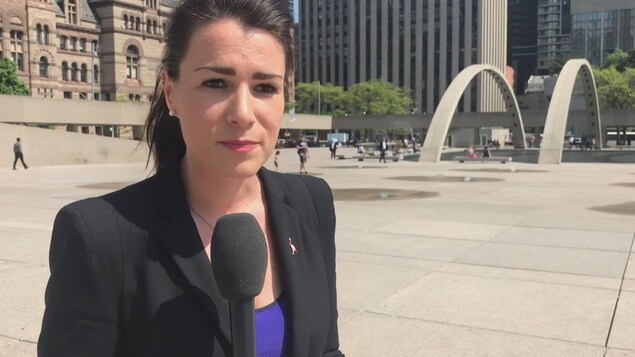 Magali Simard devant l'hôtel de ville de Toronto Magali Simard devant l'hôtel de ville de Toronto