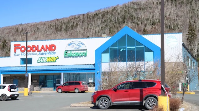 Une photo du bâtiment de l'épicerie.