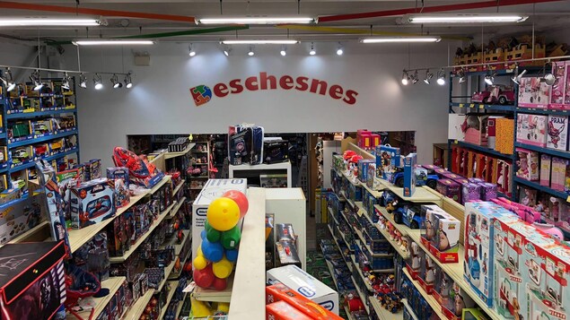Les rangées de jouets de Deschênes vues de haut.