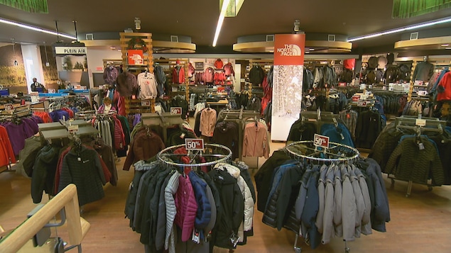 Les ventes sont nombreuses à cette période-ci de l'année au magasin Latulippe. Les ventes sont nombreuses à cette période-ci de l'année au magasin Latulippe.