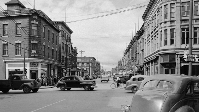 La rue des Forges au centre-ville qui est en pleine action à la fin des années 1940.