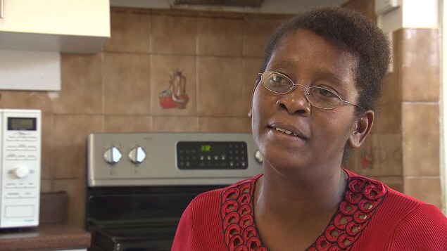 Magdala, une migrante haïtienne arrivée au Québec depuis les États-Unis, cumule deux emplois depuis un an, en attendant d’être fixée sur son statut.