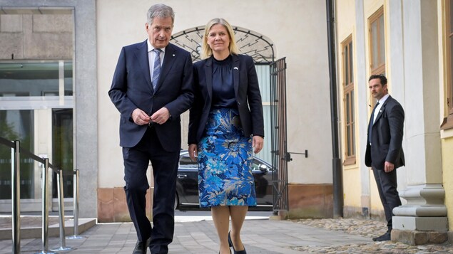 La première ministre suédoise, Magdalena Andersson, et le président finlandais, Sauli Niinistö, marchant côte à côte.