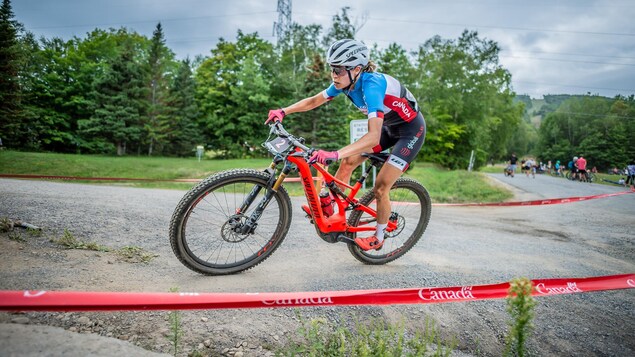 La Québécoise Maghalie Rochette lors des premiers championnats du monde UCI de vélo de montagne électrique présentés mercredi au Mont-Sainte-Anne.