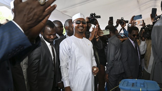 Mahamat Idriss Déby Itno sourit après avoir déposé son bulletin de vote. 