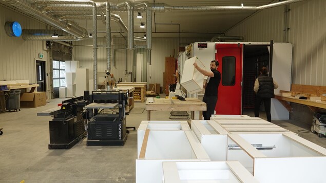 Un atelier d'ébénisterie fraîchement construit avec des caissons d'armoire en avant-plans.