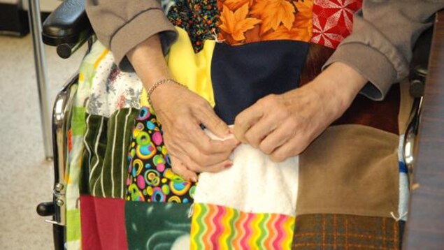 En plus des divers groupes communautaires et des églises, vingt-sept écoles au Manitoba ont déjà participé au projet « Touch Quilt ». En plus des divers groupes communautaires et des églises, vingt-sept écoles au Manitoba ont déjà participé au projet « Touch Quilt ».