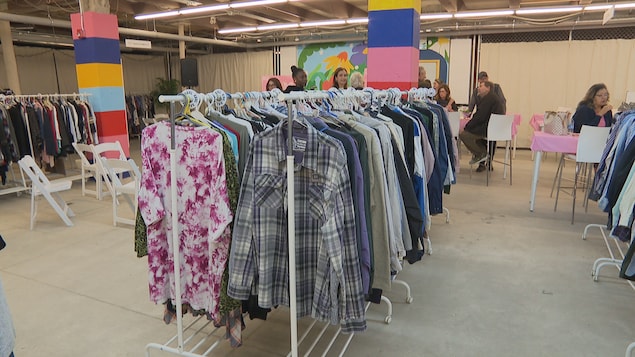 Des vêtements en boutique.