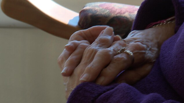 Mains d'une personne âgée Mains d'une personne âgée