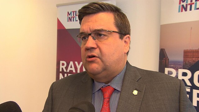 Le maire de Montréal, Denis Coderre, lors d'une conférence de presse sur les investissements étrangers à Montréal