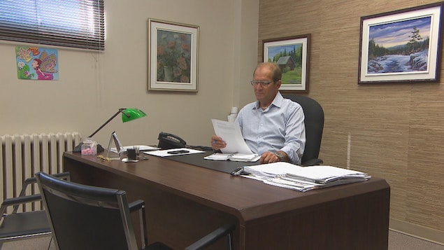 Jean-Paul Boucher dans son bureau à l'hôtel de ville de Saint-Gédéon Jean-Paul Boucher dans son bureau à l'hôtel de ville de Saint-Gédéon