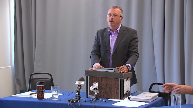 Le maire de Pointe-Lebel, Normand Morin pendant l'assemblée d'information Le maire de Pointe-Lebel, Normand Morin pendant l'assemblée d'information