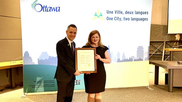Le maire d'Ottawa Mark Sutcliffe et la vice-présidente du Regroupement des gens d'affaires de la capitale nationale Dani-Ann Robichaud posent pour une photo.
