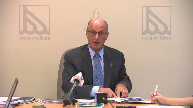 Yves Lévesque assis à une table