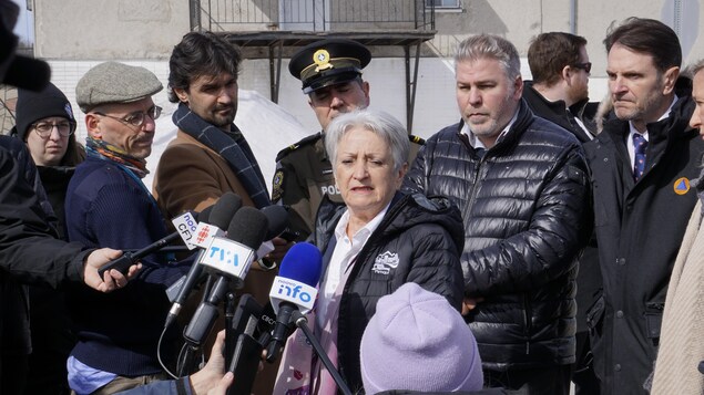 La mairesse participe à une conférence de presse.