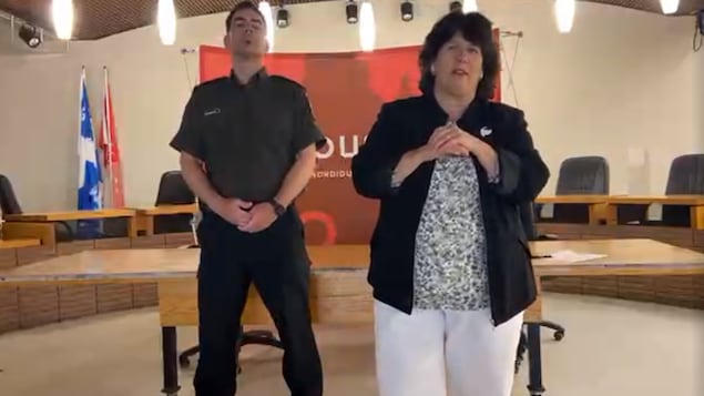 La mairesse de Chibougamau, Manon Cyr et un policier.