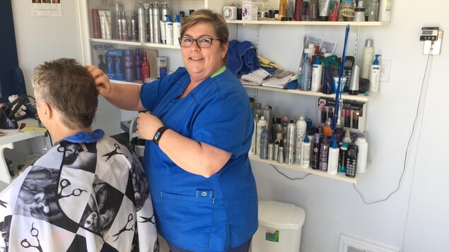 La mairesse de Fauquier-Strickland, Madeleine Tremblay, est aussi coiffeuse. La mairesse de Fauquier-Strickland, Madeleine Tremblay, est aussi coiffeuse.