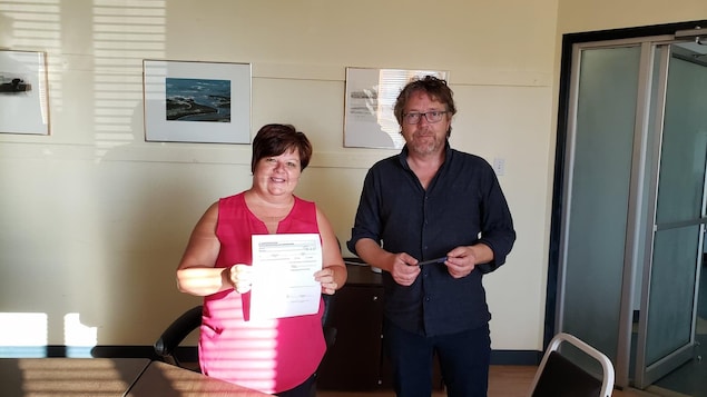 Marie-Claude Vigneault brandit un certificat prouvant qu’elle est bel et bien mairesse.
