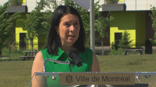 Valérie Plante s'adresse aux journalistes.