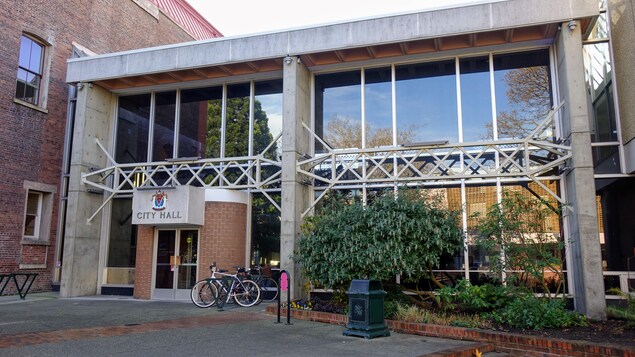 La façade de la mairie de Victoria, avec des vélos accrochés devant.
