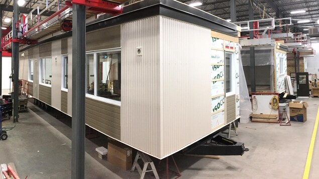 Les modules sont recouverts de panneaux bruns et beige. Les modules sont recouverts de panneaux bruns et beige.