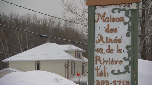 Panneau qui affiche la Maison des Aînés située dans la municipalité de Grande-Vallée en Gaspésie. Panneau qui affiche la Maison des Aînés située dans la municipalité de Grande-Vallée en Gaspésie.