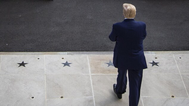 Vu de dos (et de haut), le président Trump sort de la Maison-Blanche.