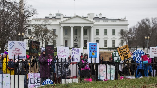 Des manifestantes brandissant des pancartes contre Donald Trump devant la Maison-Blanche