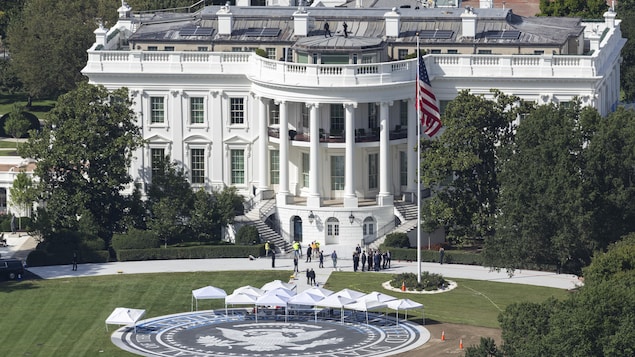 Le président américain Donald Trump est à la tête d’un groupe de personnes sur la pelouse sud de la Maison-Blanche, le 8 septembre 2026, à Washington, DC.