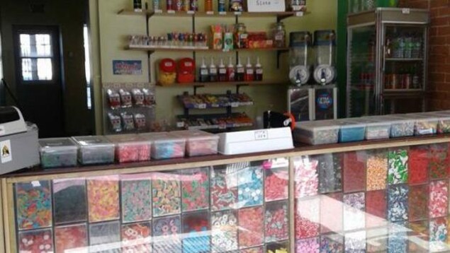 Le comptoir d'accueil de la Maison du bonbon avec une variété de sucreries.