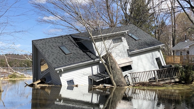 Une maison à moitié submergée par les eaux.