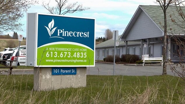 Une enseigne qui indique la Maison de soins infirmiers de Pinecrest, à Plantagenet.
