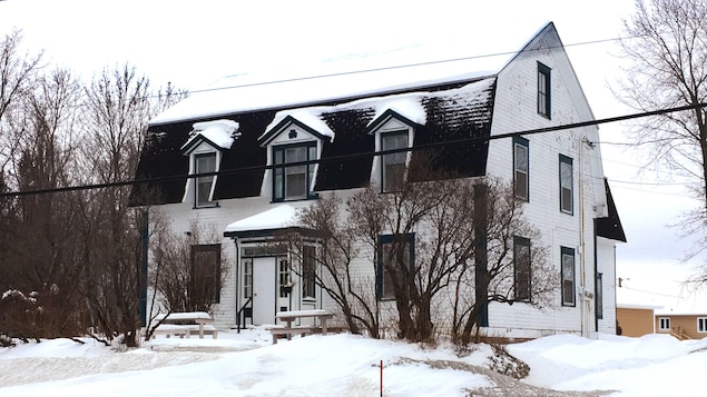 Une maison du 19e siècle entourée de neige.